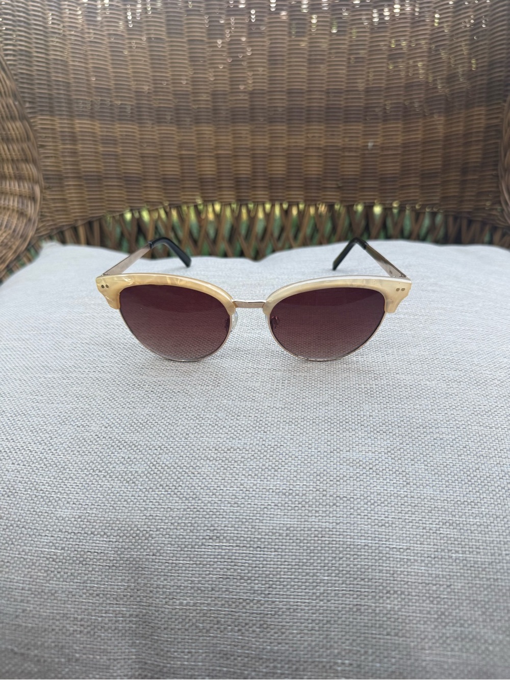 Stylish Women's Cat-Eye Sunglasses - Gold Frame with Brown Lenses